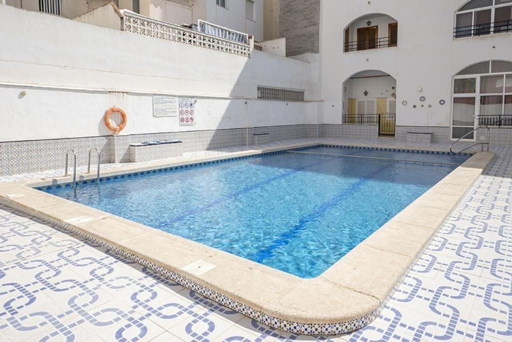 La Casa De Veronica - Serene Apartment With Shared Pool, Steps From The Beach Torrevieja Exterior photo