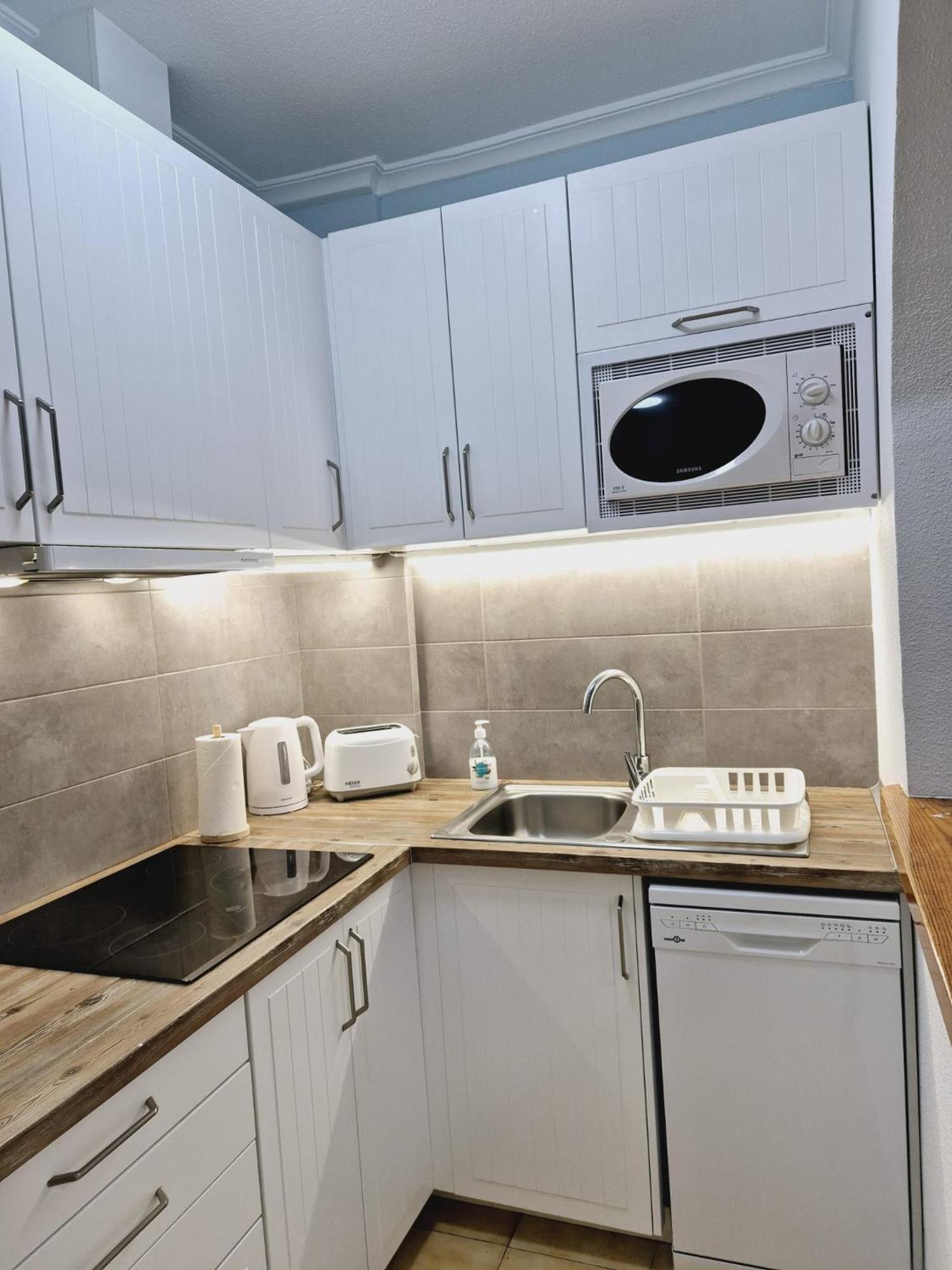 La Casa De Veronica - Serene Apartment With Shared Pool, Steps From The Beach Torrevieja Exterior photo